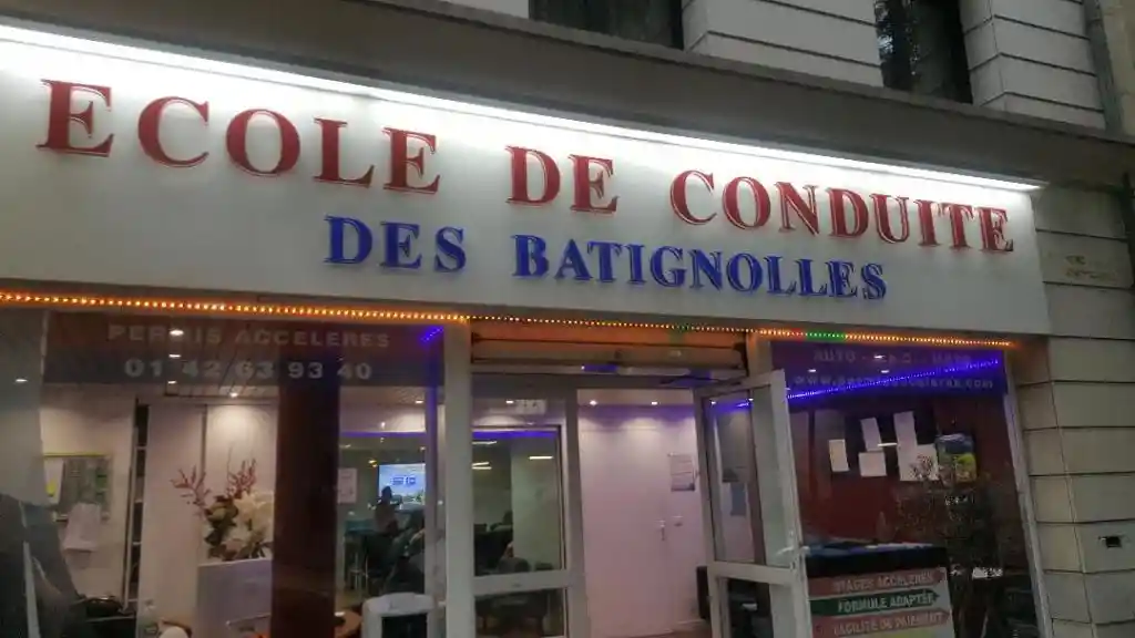 Vitrine et enseigne de l’École de conduite des Batignolles à Paris 17e